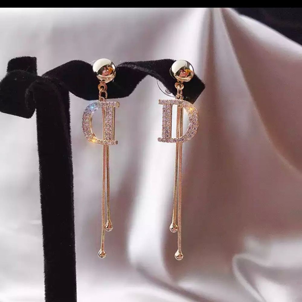Gold tone rhinestone D earrings‎